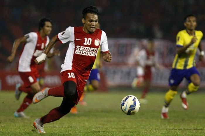 Ferdinand Sinaga berbaju PSM di Piala Presiden 2015.