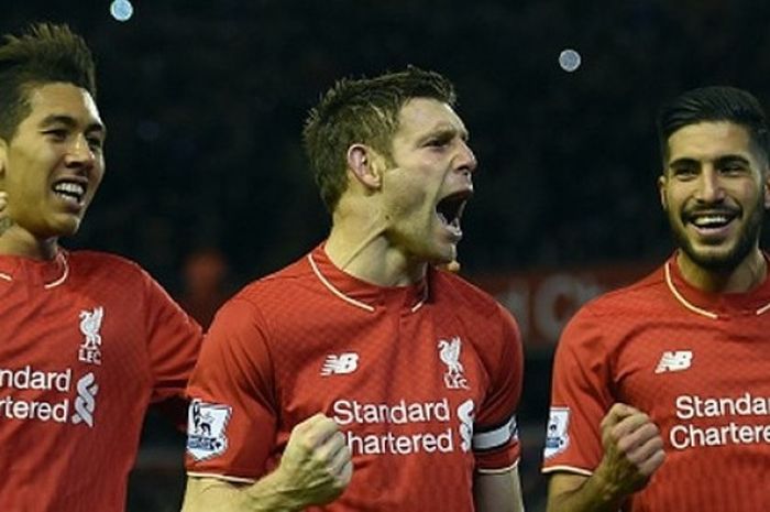 Roberto Firmino, James Milner, dan Emre Can rayakan gol Liverpool ke gawang Swansea di Anfield, Minggu (29/11/2015).