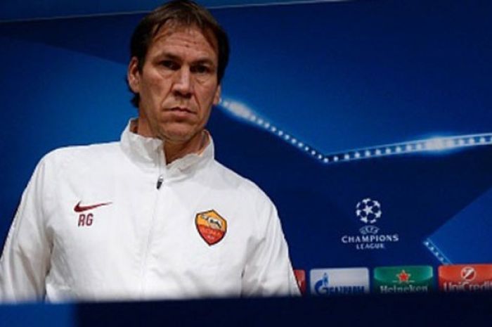 Rudi Garcia saat hendak menghadiri konferensi pers di Camp Nou, Senin (23/11/2015).