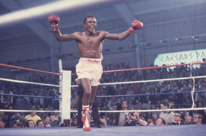 Sugar Ray Leonard saat merebut gelar juara dunia pertamanya versi WBC dengan mengalahkan petinju kelas welter, Wilfred Benitez (11/30/1979).