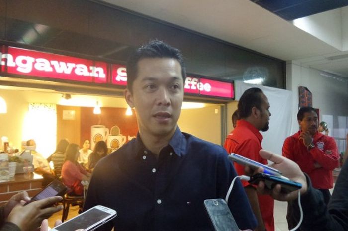    Mantan pebulu tangkis tunggal putra Indonesia, Taufik Hidayat, turut menyambut kedatangan pasanga