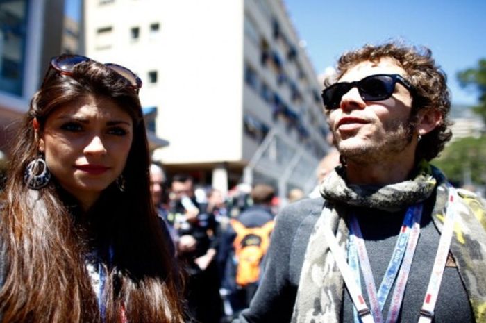 Bintang MotoGP, Valentino Rossi bersama dengan kekasihnya, Linda Morselli saat menyaksikan balapan Formula 1 GP Monaco, Minggu (26/5/2013).