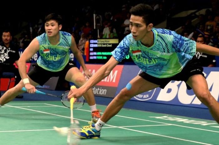 Pasangan ganda putra Indonesia Wahyu Nayaka Arya Pankaryanira (kiri)/Ade Yusuf (kanan) ketika tampil di babak perempat final Indonesia Open Superseries Premiere di Istora Senayan, Jakarta, Jumat (5/6/2015).