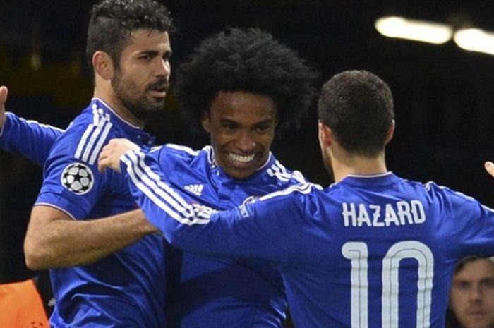 Gelandang Chelsea asal Brasil, Willian (tengah), melakukan selebrasi bersama striker Diego Costa (kiri) dan gelandang Eden Hazard, setelah mencetak gol kedua Chelsea ke gawang FC Porto pada pertandingan terakhir penyisihan Grup G Liga Champions di Stamford Bridge, Rabu (9/12/2015).