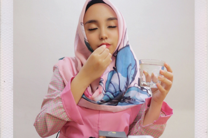 Salma Fina Tampak Sudah Tidak Menutup Pergelangan Tangannya dengan Stiker | Instagram/salmafinasunan