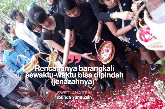 Aurelia Callista Carilla (13) dan Alika Pandora Salvine (11)  Yana Zein menaburkan bunga di pusara ibunya