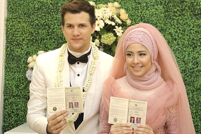 Risty Tagor dinikahi Stuart