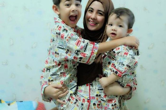 Risty Tagor dan kedua anaknya, Arsen dan Arka.