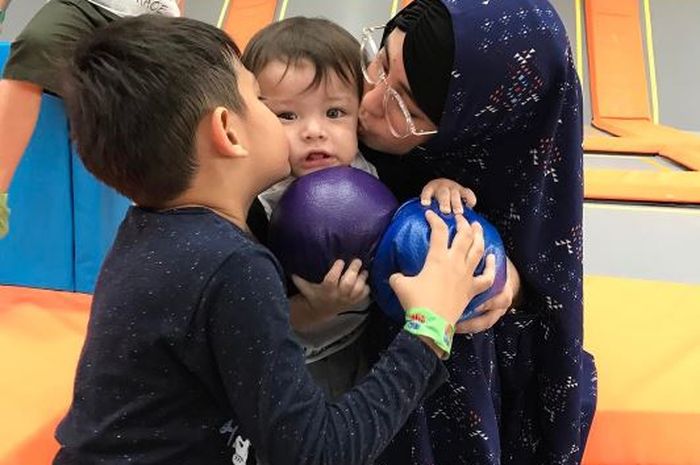 Risty Tagor dan kedua anaknya, Arsen dan Arka.