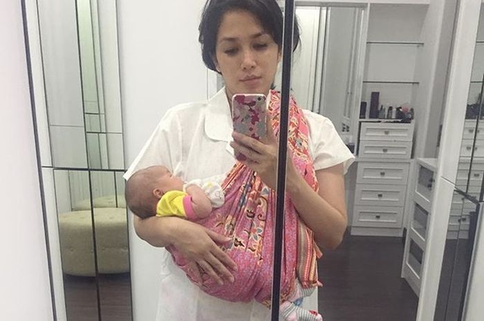 Ussy Sulistiawaty Curhat Lewat Instagram, Bajunya Tembus Pandang, Netizen Salfok Kan?