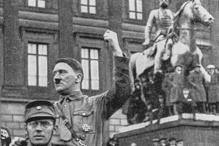 Adolf Hitler saat konvoi di depan ribuan warga Jerman.