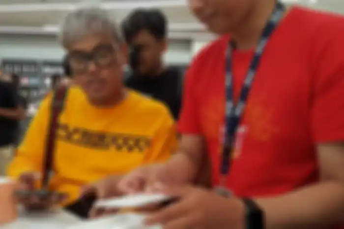Uya Kuya di iBox Central Park Mal Jakarta, memborong 4 unit iPhone X, Jumat (22/12/2017)