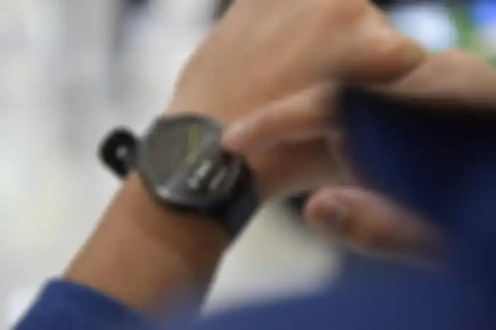Garmin vivomove HR sekilas terlihat seperti jam analog biasa, namun ketika disentuh dapat menampilka