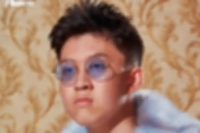 Banyak unsur nostalgia di video klip terbaru Rich Brian ini, dari film Up, Naruto, Twilight, Harry Potter, dan lainnya.