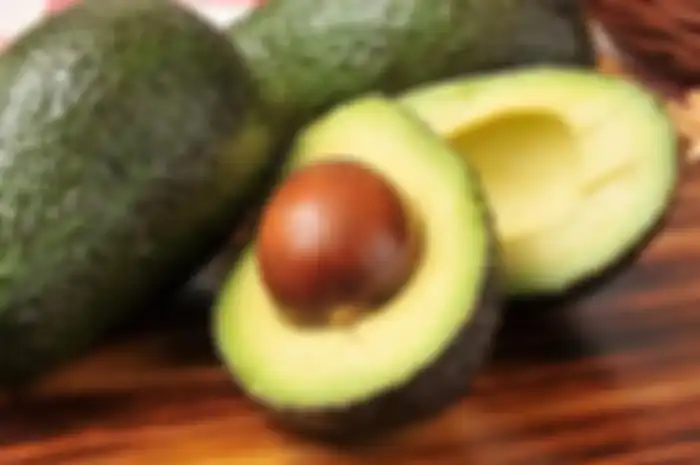 Alpukat memiliki sejumlah besar vitamin E yang melindungi jantung dari penyakit dan menydiakan dosis lemak tak jenuh tunggal yang baik.