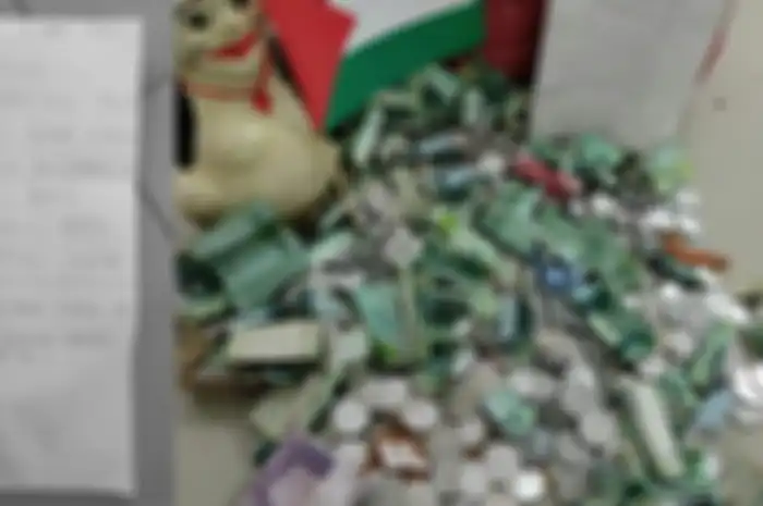 Kisah menyentuh hati, sorang bocah berusia kurang lebih 7 tahun yang sudah peduli dengan korban perang di Gaza dan Suriah
