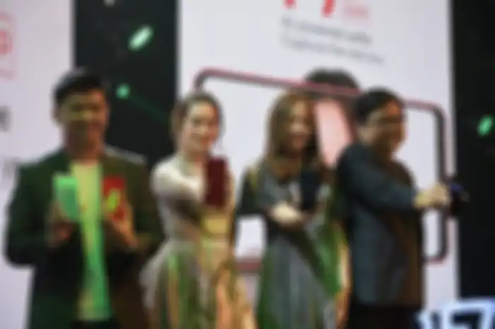 Peluncuran smartphone OPPO yang dihadiri Suwanto, Marketing Planning Manager OPPO; Chelsea Islan; Alinna Wenxin, Marketing Director OPPO Indo