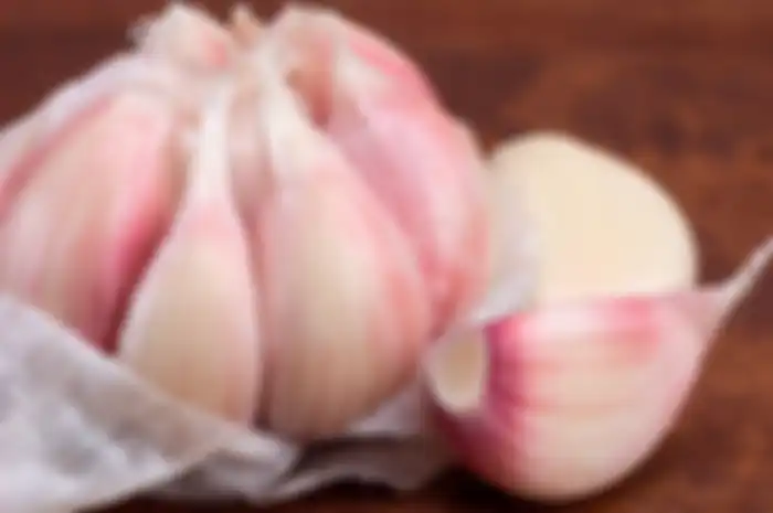 Pada zaman Mesir Kuno, ternyata bawang putih diberikan kepada para pekerja yang membangun piramida. 