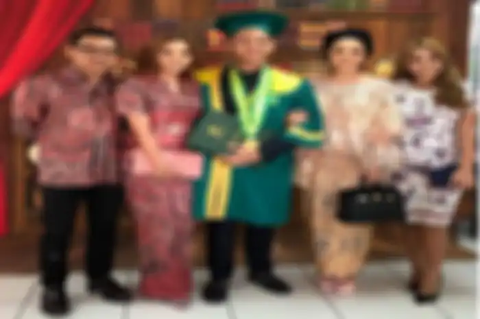 Wisuda Azriel Hermansyah bersama Anang Hermansyah, Krisdayanti dan Aurel Hermansyah serta Ashanty