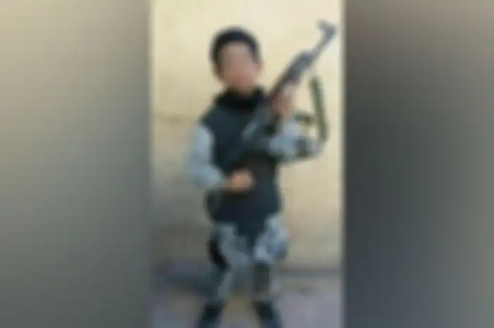 Hatf pergi ke Suriah bersama sekelompok kerabat pada tahun 2015, bergabung dengan sekelompok pejuang ISIS asal Prancis. 