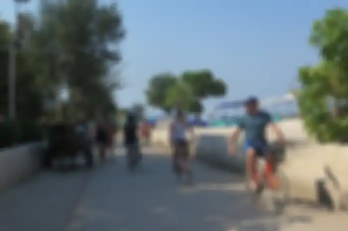 Turis Asing Bersepeda di Gili Trawangan