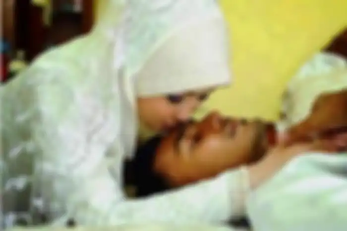Halalnya hubungan suam istri di malam Ramadan termaktub dalam QS. Al-Baqarah: 187. Sementara di siang hari, tetap diharamkan.