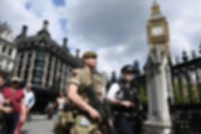 (Ilustrasi) Polisi dan tentara Inggris berjaga di kawasan London. 