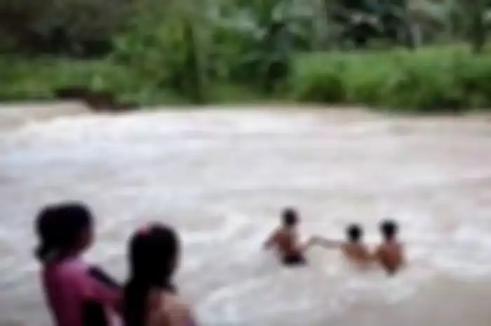 Aksi nekat siswa sekolah seberangi sungai berarus sangat deras