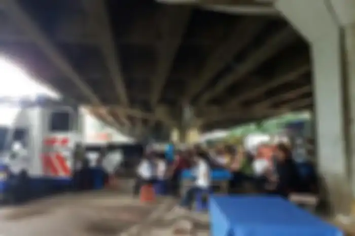 Mobil pelayanan SIM keliling dibawah Kolong Tol Penjaringan, Jakarta Utara, Rabu (10/2/2016).