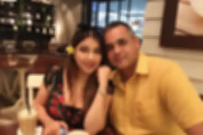 Sarah Azhari dan suaminya Pedro Carrascalao