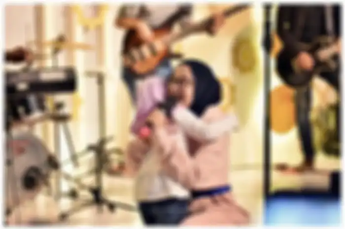 Nissa Sabyan Memeluk Anak Kecil