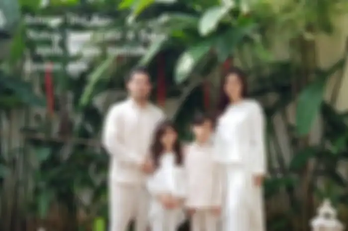 Keluarga Wulan Guritno dan Adilla Dimitri saat rayakan Lebaran bersama.