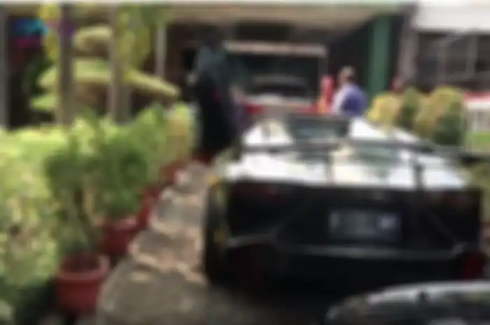 Halaman depan rumah Mami Popon