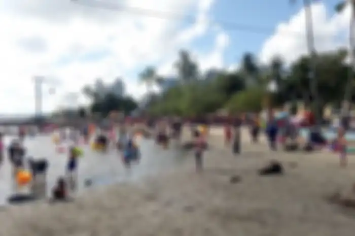 Pantai di Taman Impian Jaya Ancol kembali beroperasi saat masa transisi PSBB Jakarta dengan syarat hanya yang memiliki KTP Jakarta yang boleh masuk
