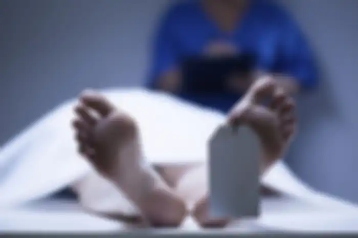 Badan yang terasa lebih dingin, kulit yang terlihat pucat, hingga mimpi dan firasat tentang orang yang akan meninggal.