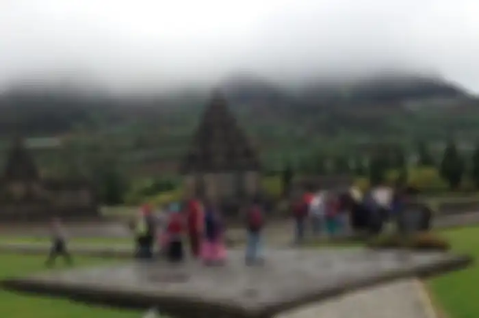 Dieng bukan satu-satunya tempat dengan suhu terdingin di Indonesia. Ada Lembang, ada Berastagi, yang juga menawarkan pemandangan indah.