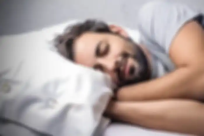 Posisi tidur yang salah bisa memperparah nyeri punggung. 