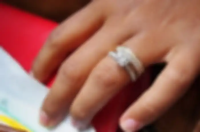 Seorang wanita membeli cincin di pasar loak dengan harga Rp187 ribu. Namun dia terkejut saat diperiksa, rupanya cincin itu bernilai miliaran.