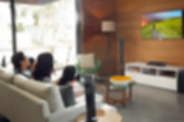 Cahaya TV yang terang diimbangi dengan cahaya lampu tidak membuat mata cepat lelah. 