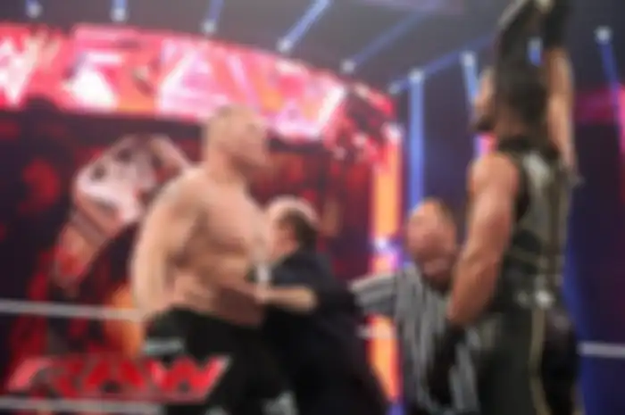 Brock Lesnar (kiri) Seth Rollins (kanan)
