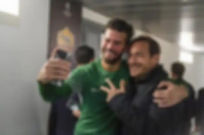 Alisson Becker bersama Francesco Totti