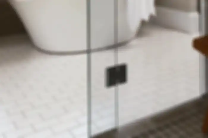 Penggunaan lantai berukuran kecil memiliki nat yang rapat, bisa cegah kecelakaan di kamar mandi.