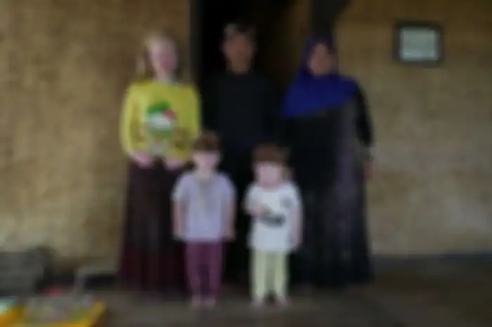Menurut legenda, ratusan tahun lalu seorang pria kulit putih datang ke Ciburuy dan menyentuh perut seorang wanita hamil.