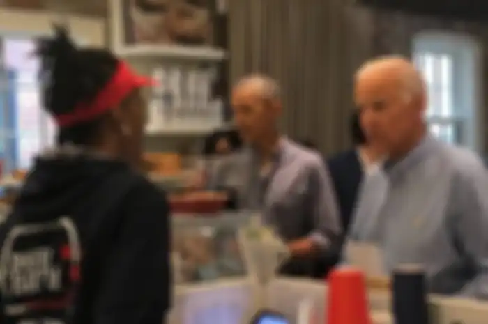 Mantan Presiden Barack Obama dan Wakil Peresiden AS Joe Biden Berkunjung ke Toko Roti Bersama