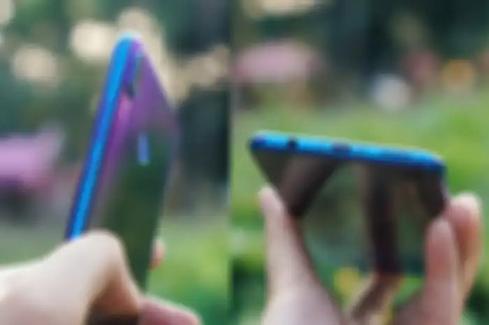 Huawei Nova 3i masih mengandalkan konektor micro-USB (foto kanan). Tombol daya dan pengatur volumeny
