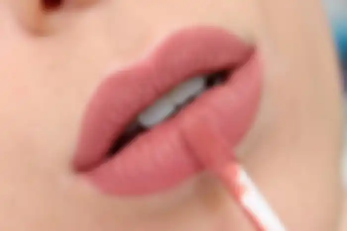 Warna lipstik yang harus dihindari bibir kecil