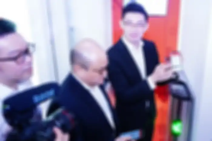 Santoso Kartono (Director Merchandiser JD.ID), David Hilman (Chief Operating Officer Agung Sedayu Retail Indonesia), Zhang Li (President and CEO JD.ID)