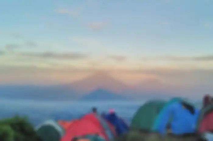 Pemandangan sunrise dari puncak Gunung Andong, Magelang, Jawa Tengah, Minggu (18/3/2018)