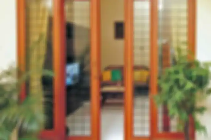 Jendela dengan teralis besi dan kusen kayu, rawat secara berkala.