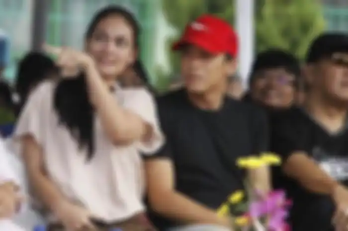 Luna Maya saat mendampingi Ariel yang menjalani kegiatan di rutan Kebon Waru.